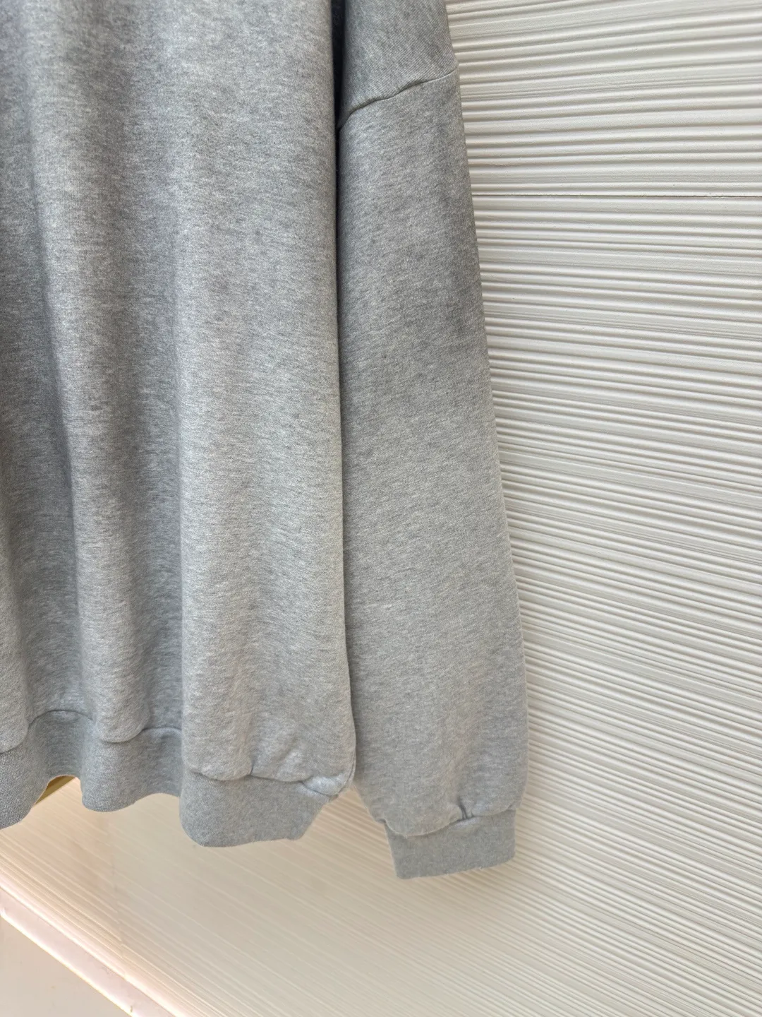 Acne Studios 1996 distressed printed hooded sweatshirt ●Authentic product: Purchased and developed by 2259 ●Item number: 1680614-A85 ●Fabric: pure cotton fabric ●Technology: printing production ●Version: loose fit ●Weight: about 915 grams ●Size: S-M-L-XL ●Description: The fabric is made of custom-made pure cotton, washed with distressed and dirty gradient techniques, printed on the back, and the overall wiring is straight and delicate. The fabric is comfortable and soft, with consistent colors and no color difference. It can be matched with the same style to create a fashionable look and control various occasions. Customized accessories, complete with three standards, same style for men and women!